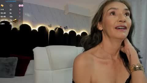 Snapshot of emma_mendoza chatting on October 13, 11:57 am Emma online show from October 13, 11:57 am