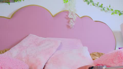 Snapshot of emmacrush chatting on October 25, 1:24 am Welcome Im yosein  Your love is my passion activate it with your tips and enjoy with me online show from October 25, 1:24 am