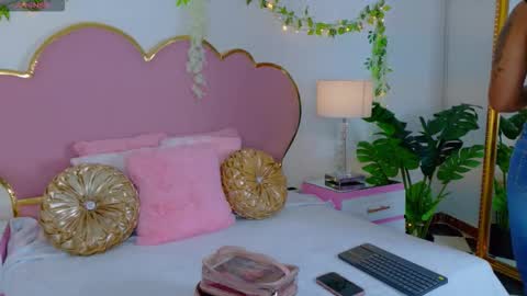 Snapshot of emmacrush chatting on October 21, 8:46 pm Welcome Im yosein  Your love is my passion activate it with your tips and enjoy with me online show from October 21, 8:46 pm