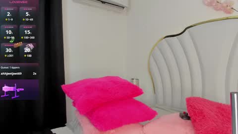 Snapshot of emmacrush chatting on February 15, 11:27 pm Welcome Im yosein  Your love is my passion activate it with your tips and enjoy with me online show from February 15, 11:27 pm