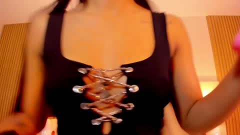 emmaespencer  online show from April 17, 11:23 am