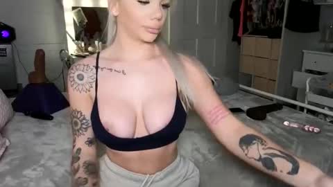 Snapshot of emmagray01 chatting on March 9, 10:52 am emmagray01 online show from March 9, 10:52 am