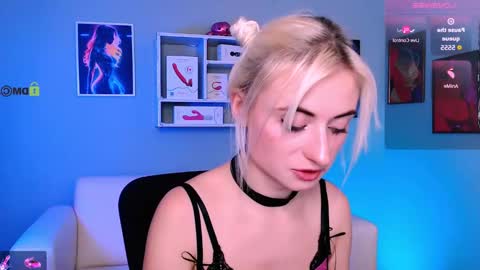 emmalina_ online show from December 1, 9:06 pm