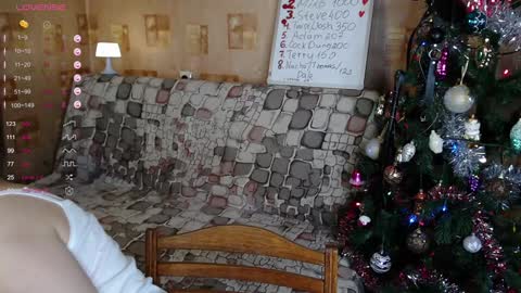 Snapshot of emmatiny chatting on December 14, 1:38 pm Mia online show from December 14, 1:38 pm