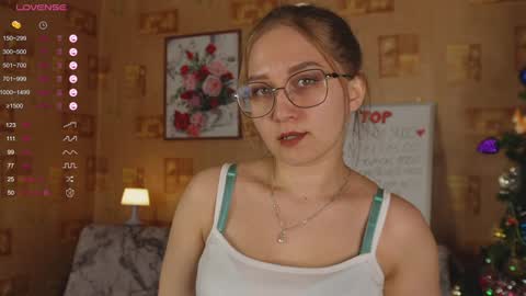 Snapshot of emmatiny chatting on January 14, 1:49 pm Mia online show from January 14, 1:49 pm