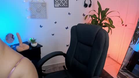 Snapshot of emmax_x chatting on February 1, 10:59 am EMMA online show from February 1, 10:59 am