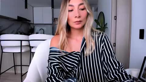 emyconneer online show from February 22, 5:09 pm