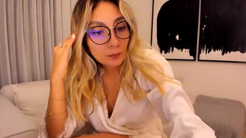 emyconneer online show from January 24, 1:35 am