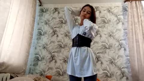 estellekirbo online show from February 8, 11:25 am