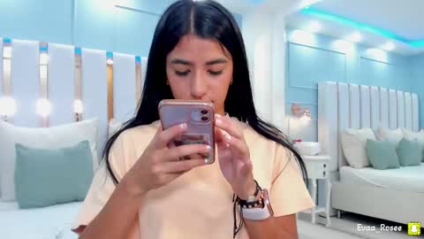 Snapshot of evaa_rose_ chatting on October 7, 9:52 pm Eva online show from October 7, 9:52 pm