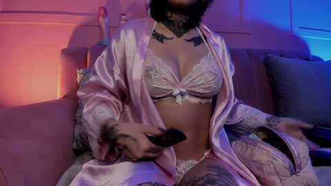 Snapshot of evangeline_bell chatting on February 1, 12:05 pm Eva online show from February 1, 12:05 pm