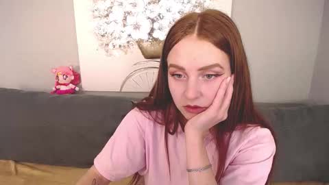 Snapshot of evarey_ chatting on October 20, 11:24 am Adelina online show from October 20, 11:24 am