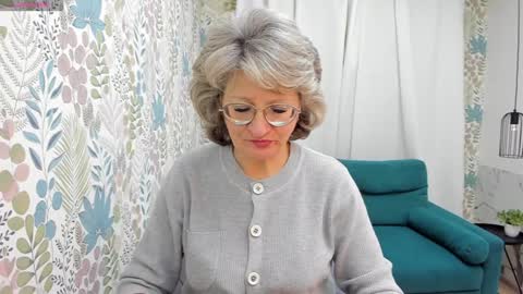 Evelyn online show from December 3, 5:08 am