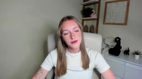 evelynblond online show from December 1, 1:36 pm