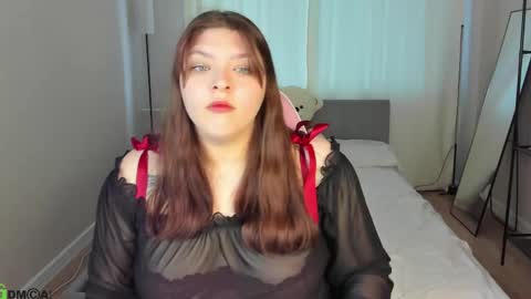 Evelyne Loo online show from May 6, 1:09 am