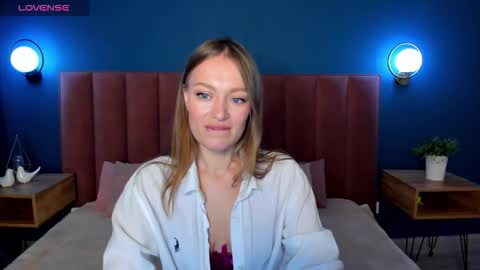 Snapshot of evelynpoole chatting on September 10, 1:38 am Evelyn online show from September 10, 1:38 am