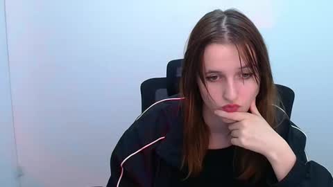 Evie online show from November 8, 2:22 pm