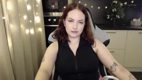 Snapshot of eviik chatting on December 12, 8:10 pm Lessie online show from December 12, 8:10 pm