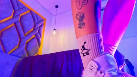 ey_im_simone_ online show from June 3, 2:33 pm