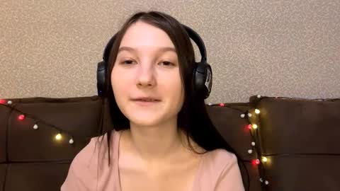 Aurora 18yo online show from December 15, 8:30 am