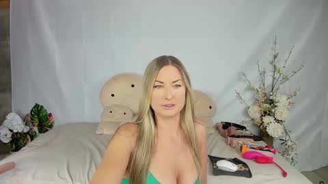 Snapshot of fit_american_girl chatting on September 24, 8:52 pm Megan NEW twitter fit amer girl online show from September 24, 8:52 pm