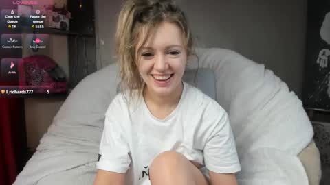 Snapshot of foxy_blond chatting on March 1, 3:21 am Foxy online show from March 1, 3:21 am