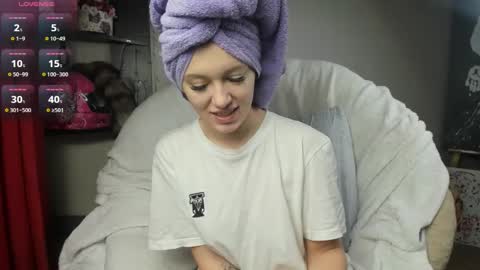 Snapshot of foxy_blond chatting on February 25, 3:52 am Foxy online show from February 25, 3:52 am