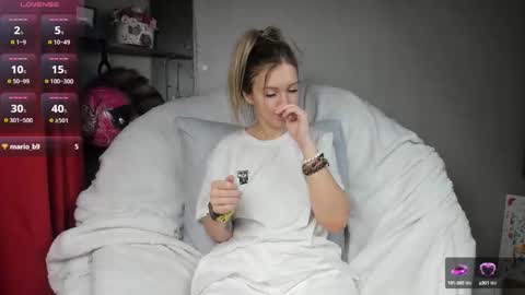 Snapshot of foxy_blond chatting on February 22, 3:23 am Foxy online show from February 22, 3:23 am