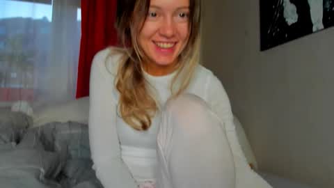 Snapshot of foxy_blond chatting on October 20, 12:13 am Foxy online show from October 20, 12:13 am