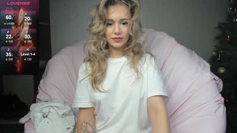 Snapshot of foxy_blond chatting on December 26, 9:11 am Foxy online show from December 26, 9:11 am