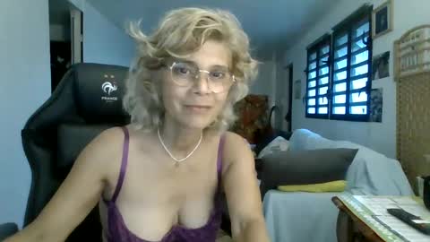 Snapshot of francelune chatting on March 8, 2:16 pm francelune online show from March 8, 2:16 pm