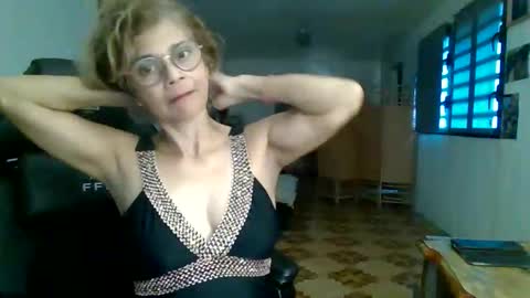 Snapshot of francelune chatting on October 9, 1:37 pm francelune online show from October 9, 1:37 pm