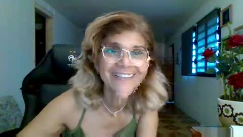 Snapshot of francelune chatting on September 18, 1:20 pm francelune online show from September 18, 1:20 pm