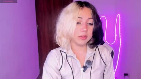 frida_lassi_ online show from November 30, 1:10 am