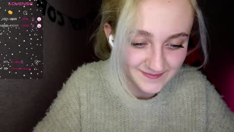 Snapshot of frosty_blueberries4 chatting on December 22, 9:53 pm ANA online show from December 22, 9:53 pm