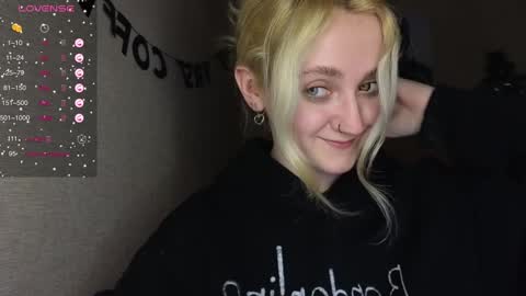 Snapshot of frosty_blueberries4 chatting on January 7, 7:38 pm ANA online show from January 7, 7:38 pm
