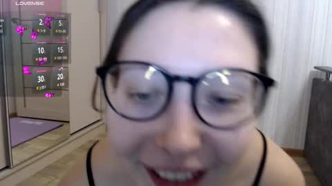 genev__ievee online show from February 8, 4:00 pm