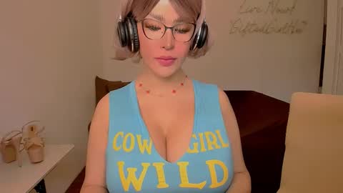Snapshot of giftedgirl4u chatting on October 13, 2:14 am Ms. Abby - IF YOU DEMAND I DEMAND ASWELL- online show from October 13, 2:14 am