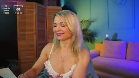 Snapshot of gloria_lovely chatting on October 10, 11:04 am Gloria online show from October 10, 11:04 am