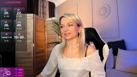 Snapshot of gloria_lovely chatting on December 12, 11:07 am Gloria online show from December 12, 11:07 am