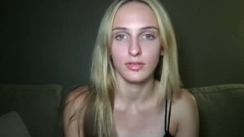 Snapshot of goodgirlliv chatting on October 2, 3:00 am goodgirlliv online show from October 2, 3:00 am