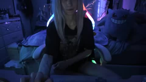 Snapshot of greeneyedlovexo chatting on February 22, 5:55 am GreenEyedLovexo online show from February 22, 5:55 am
