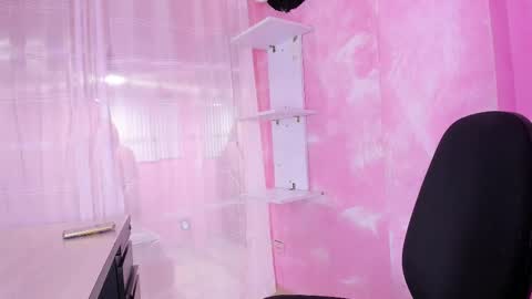 Snapshot of guxplo_ chatting on March 1, 7:15 pm Miss online show from March 1, 7:15 pm