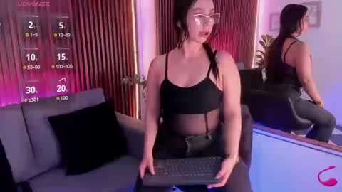 hailey_bieber_ online show from March 3, 10:05 pm