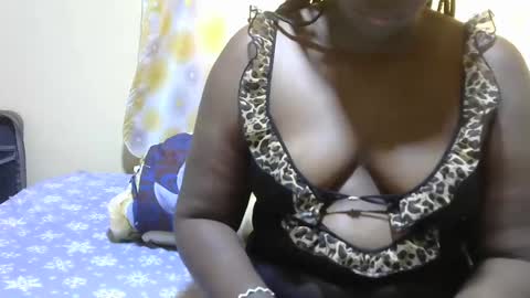 Snapshot of hairypussybigassy001 chatting on January 5, 6:24 am hairypussybigassy001 online show from January 5, 6:24 am