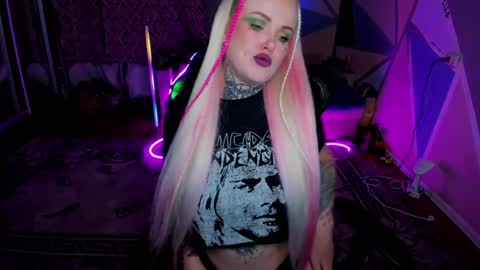 Snapshot of hannah_chaos chatting on December 4, 1:03 am Hannah online show from December 4, 1:03 am
