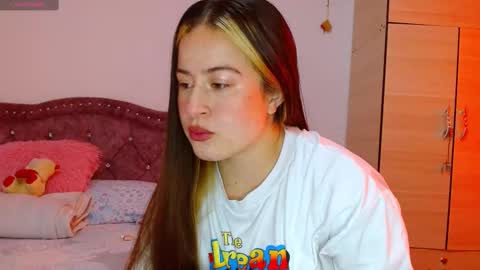 Snapshot of hanssel_tess chatting on October 18, 4:32 pm isabella online show from October 18, 4:32 pm