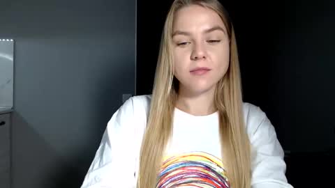 happy_fox_ online show from October 15, 10:01 pm