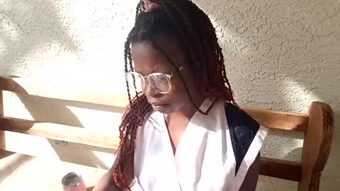 Snapshot of harmonie_marquise chatting on December 14, 3:25 pm Harmonie Marquise online show from December 14, 3:25 pm