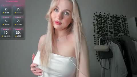 Snapshot of heavenlysky_ chatting on December 9, 12:23 am Akemi instinthemoodforlooove online show from December 9, 12:23 am